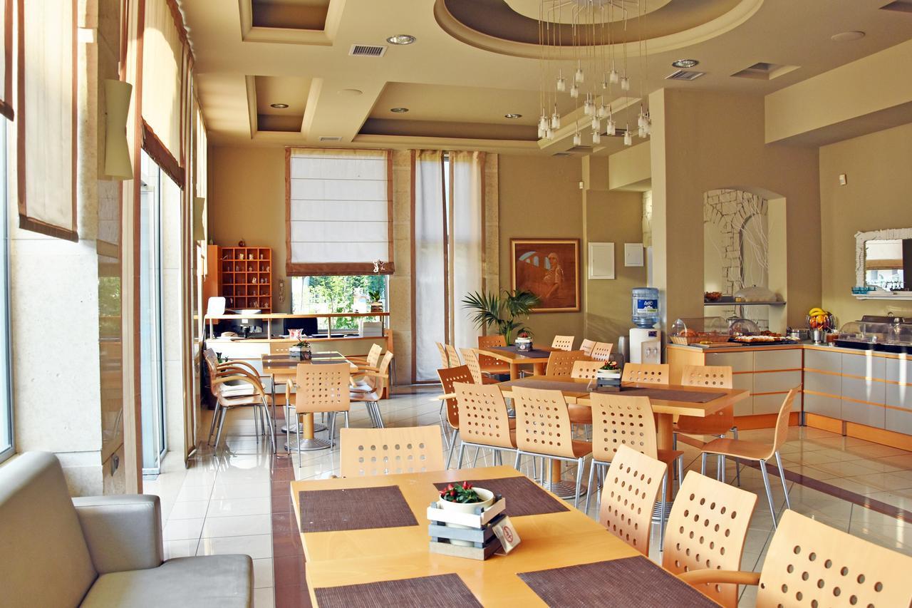 Alexander Inn Stavros  Luaran gambar